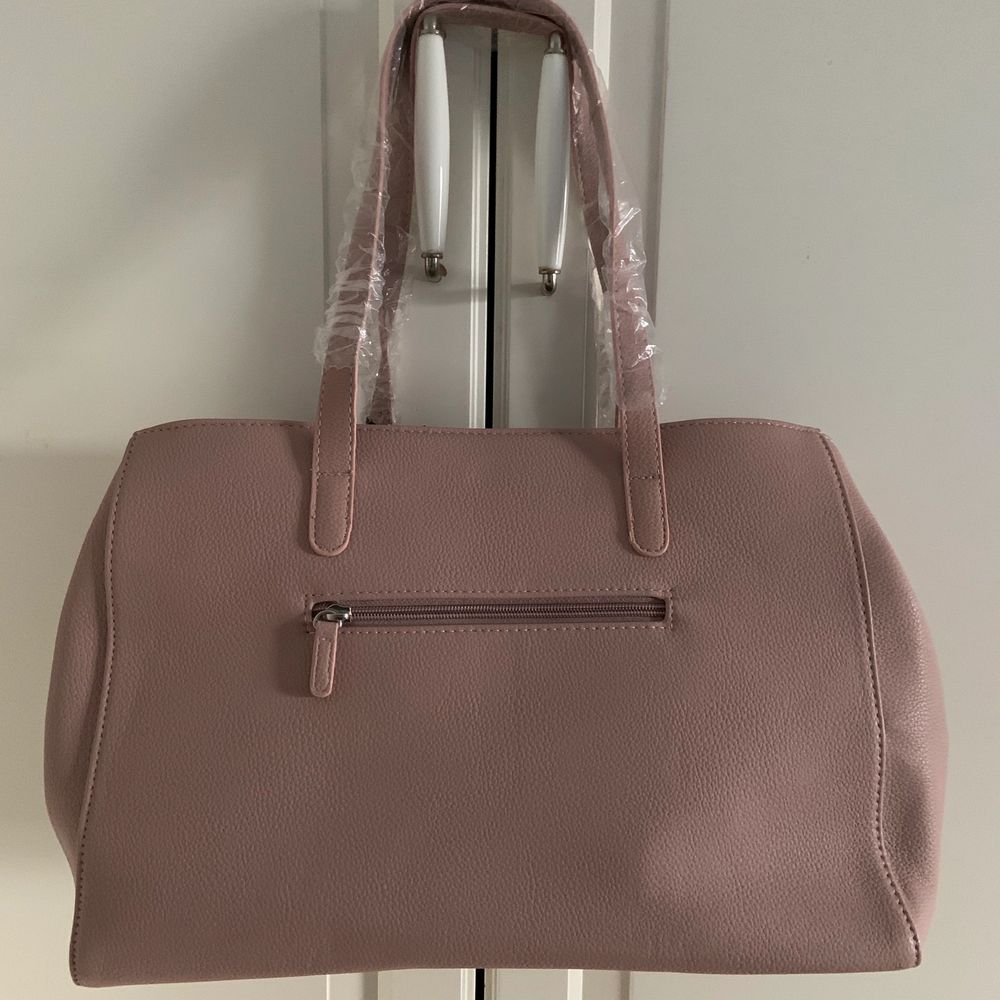 En jättefin väska från Don Donna, helt oanvänd som ni kan se på bilderna. Används tyvärr inte då jag har en svart likadan som jag får mer användning av. Originalpriset är 699kr. Hämtas helst upp/ möts upp, men om det inte går kan vi försöka fixa fraktalternativ. Väskor.