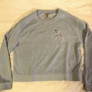 Ljusblå crewneck, storlek M - Ljusblå crewneck från Pull & Bear med broderat motiv på bröstet. Storlek M Snäckmotiv med texten "do not disturb". Lite nopprig. Väldigt mysigt tyg, skön insida.