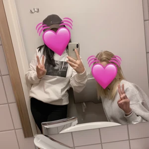 Vit Istay Hoodie - En nästa helt oanvänd Istay hoddie, topp kvalite!! Har bara aldrig kommit till användning. Säljer den för 100kr + frakt!!💞 📦 🥳🥰
