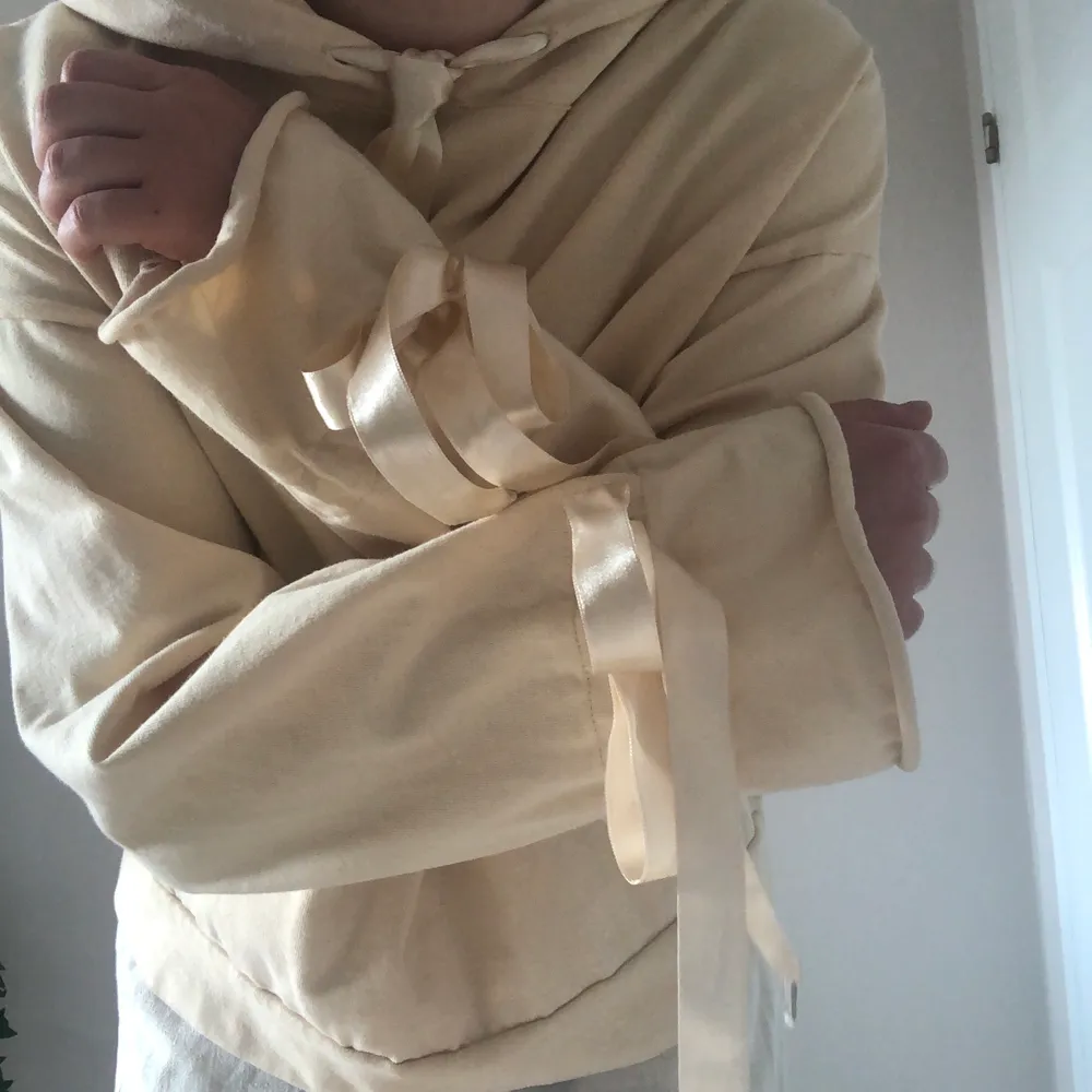 En hoodie med långa sidenband som man drar åt och knyter i ärmarna. Så jäkla fräsch mot solbränd hy🥳 Strl XS men jag skulle säga S-M! Säljs för att den inte kommit till användning på länge🌞 Jag på bilden har S för referens! . Tröjor & Koftor.