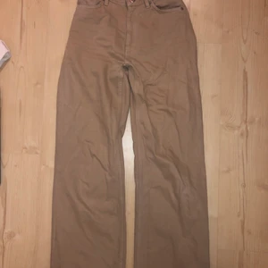 Yoko jeans - Ett par beige Yoko jeans från monki som jag använt några gånger men jag tycker att dem är lite för stora för mig. Storleken är 25 och innerbenets längd är 77 cm.  Köpte för 400 Säljer för 100+ frakt 66