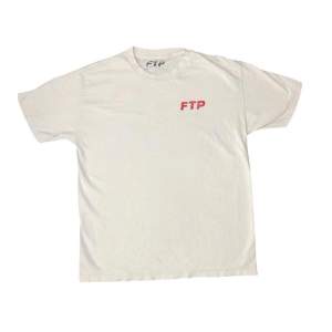 FTP TEE LOGO   PRE-OWNED M 799kr NOW AVAILABLE ONLINE  - Restocked.se