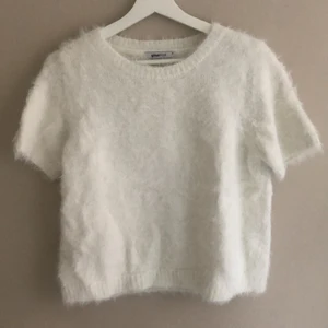 Tshirt - Jätte fin vit T-shirt som är i ett tjockare material. Storlek M