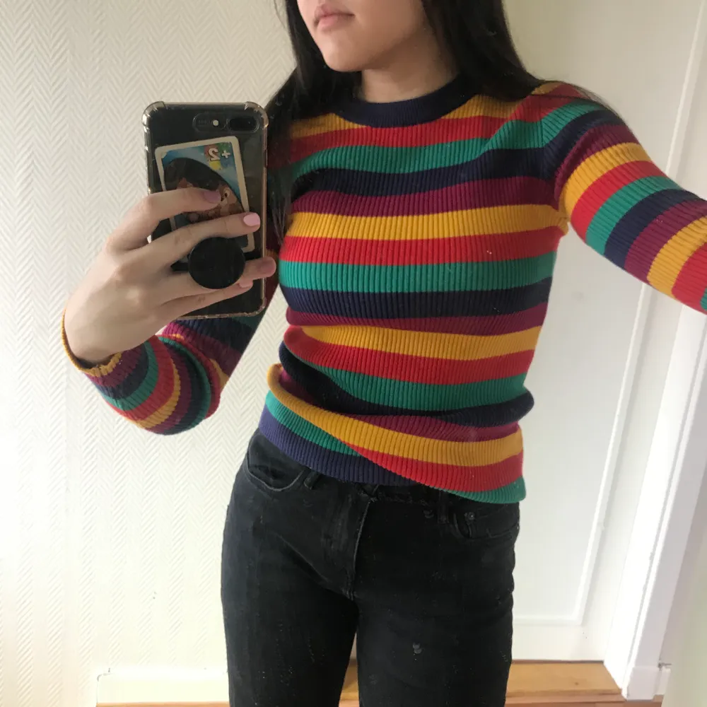 Super söt och färgglad tröja som är köpt på asos, den är väldigt sparsamt använd eftersom jag känner att det inte riktigt är min stil längre. . Stickat.