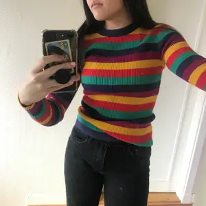 Super söt och färgglad tröja som är köpt på asos, den är väldigt sparsamt använd eftersom jag känner att det inte riktigt är min stil längre. 