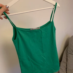 Grönt linne - Grön linne så coolt och trendigt , Super fint skick köparen står för frakt ❤️