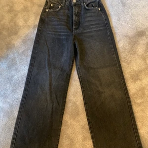 Idun jeans från Gina - Snygga svarta Idun jeans från GinaTricot. De är tyvärr för små för mig och endast använda 2-3 gånger. Buda från 175kr eller köp direkt för 200kr. Köparen står för frakt!