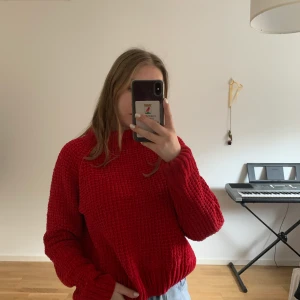 Virkad röd tröja - Säljer min virkade tröja med krage. Älskar den men kommer tyvärr inte till användning. Det är några trådar som sticker ut från tröjan man de kan du enkelt gömma genom att dra i dem från insidan.