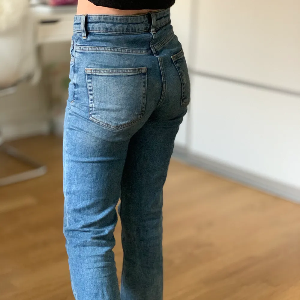 Säljer mina jeans på grund av att jag måste bli av med dem. Modellen är skinny/rak. För att tillägga så är jag 157cm och då går de till mina anklar.. Jeans & Byxor.