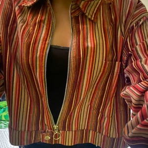 SÅ COOL manchesterjacka/skjorta - En jätteball Manchesterjacka/skjorta perfekt till sommaren, köpt på Beyond Retro för något år sedan. Den är verkligen jättecool men passar tyvärr inte min stil :(