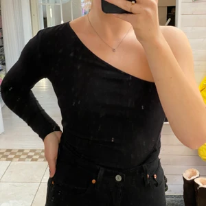 svart one-shoulder 🖤 - Jättefin svart one shoulder tröja, knappt använd och i fint skick!! 🖤