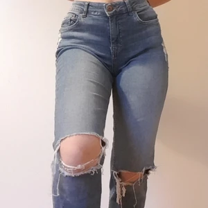 Högmidjade jeans från HM - Högmidjade baggy jeans. Här använt de fåtal gånger. Byxorna passar bra på storlek M Och S.