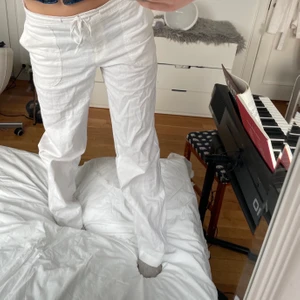 Linnebyxor - Såå fräscha linnebyxor som passar perfekt nu när det börjar bli varmt ute!!😍 både knapp och snörning så går att spänna åt i midjan för att variera storlek. Har endast provat dom så i nyskick, köparen står för frakt💕 skriv för fler bilder❌avslutas ikväll 22.30❌