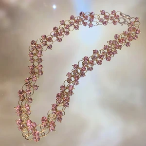 Halsband - Ett handgjort halsband mer rosa glaspärlor❣️ spänner är försilvrat, och frakten ingår i priset❤️                                                                                 —————————————————————————————           Jag kan göra specialbeställda smycken, det är bara att höra av dig❤️🌟 —————————————————————————————                    Kika gärna in på min profil, säljer en massa olika handgjorda smycken💃🏼 perfekt till dig själv eller i present till någon❣️✨        