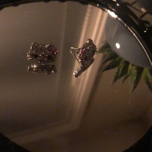 Hello Kitty  - Söta hello Kitty örhängen💓 Väll bevarade ej rostiga eller smutsiga:3