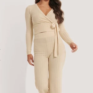 Topp - Topp från Nakd, använd endast en gång. Köptes för 299 kr men säljer den för 119 kr exklusive frakt eller mötas. 