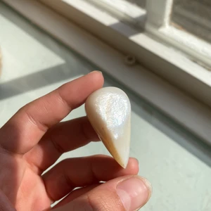 Pärlemor  - Pärlemor i nyskick direkt från Desert Design och är aldrig använd till någonting, har en massa andra annonser där jag säljer t.ex. smycken av pärlemor så om ni är intresserade kan ni gärna gå in och kolla! Kan fixa så att det finns borrade hål om man hellre vill ha den som en pärla till ett smycke, men säg bara till isåfall var ni vill ha hålet:) köparen står för frakt 