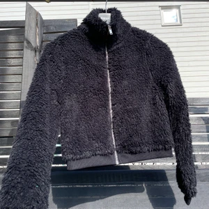 fluffig kofta - svart fluffig kofta, knappt använd 💕 köparen står för frakten