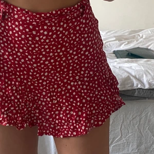 Kjol - Söt kjol från zara med blommigt mönster. Inbyggda shorts under. Storlek S. Endast använd ett fåtal gånger. Kontakta vid frågor eller intresse! *Köparen står för frakt.
