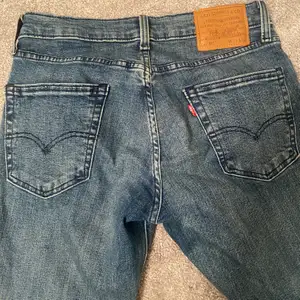 Blåa Levis jeans i bra skick, nästan aldrig använda pga att det blivit för små.