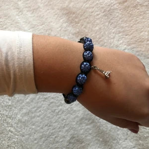 Armband med Eiffeltornet  - Jättesött skjusterbart armband med blåa glittriga Sterner och ett litet Eiffeltorn.🇫🇷 Köpt i Paris och aldrig använt. Köparen står för frakten💙