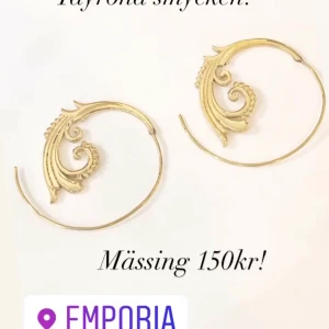 Örhengen  - Mässing örhängen. Mässing, eller gulmetall, är en icke-magnetisk kopparlegering, där koppar är legerat med zink. innehåller inte nyckel och missfärgar inte.