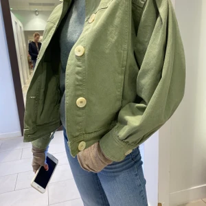 Zara - Superfin grön jacka från zara! Perfekt nu till våren och sommaren! Grövre material i fin färg med fickor! Köparen står för frakt💕