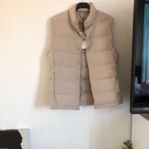 Beige väst - Säljer denna sprillans nya beigea västen som passar perfekt till våren! Den är köpt på Zara i strlk S och sitter sååå fint (prislappen sitter kvar)💕 Köp direkt för 350kr+frakt eller buda, höjning med minst 15kr! Skriv för fler bilder, KÖPAREN STÅR FÖR FRAKT (66kr)☺️ ledande bud 315kr