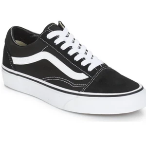 Vans Old School  - Säljer mina vans, använda under ungefär 6 månaders tid, används inte längre då jag inte känner att det är min stil längre. Fint skick, men som sagt så är dom använda därav det låga priset! Köpta för ca 750kr  Självklart tvättar jag dem före jag skickar! För mina egna bilder på skorna är det bara att kontakta mig så svarar jag så fort jag kan!💗 Även om man har frågor osv så får man jättegärna kontakta mig!💗