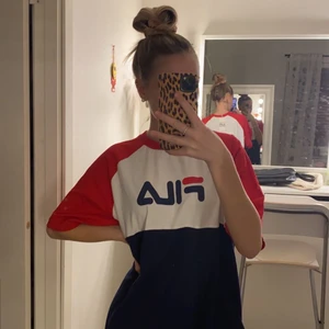 Fila klänning  - Superfint skick, helt ny med tagg! Storlek ”16 år” men skulle säga att den passar Xs och Small också! Väger in frakten riktigt vid intresse!