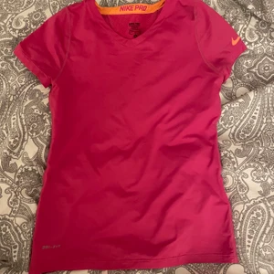 Nike tshirt  - Rosa träningströja från Nike, strl xs/s, frakt tillkommer och hör av dig vid frågor 💕