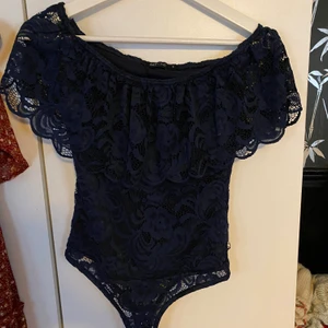 Body - Jättesnygg spets body från Nelly. Aldrig använd då den är lite för tight för mig. Storlek S köparen står för frakten annars finns i Bollnäs 💞