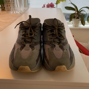 Säljer ett par yeezy 700 i storlek 42. - Dom är 8/10 par yeezy teal blue har andvänt dom ute men inte mycket. Kan mötas i göteborg och karlstad anars går frakt på 70kr