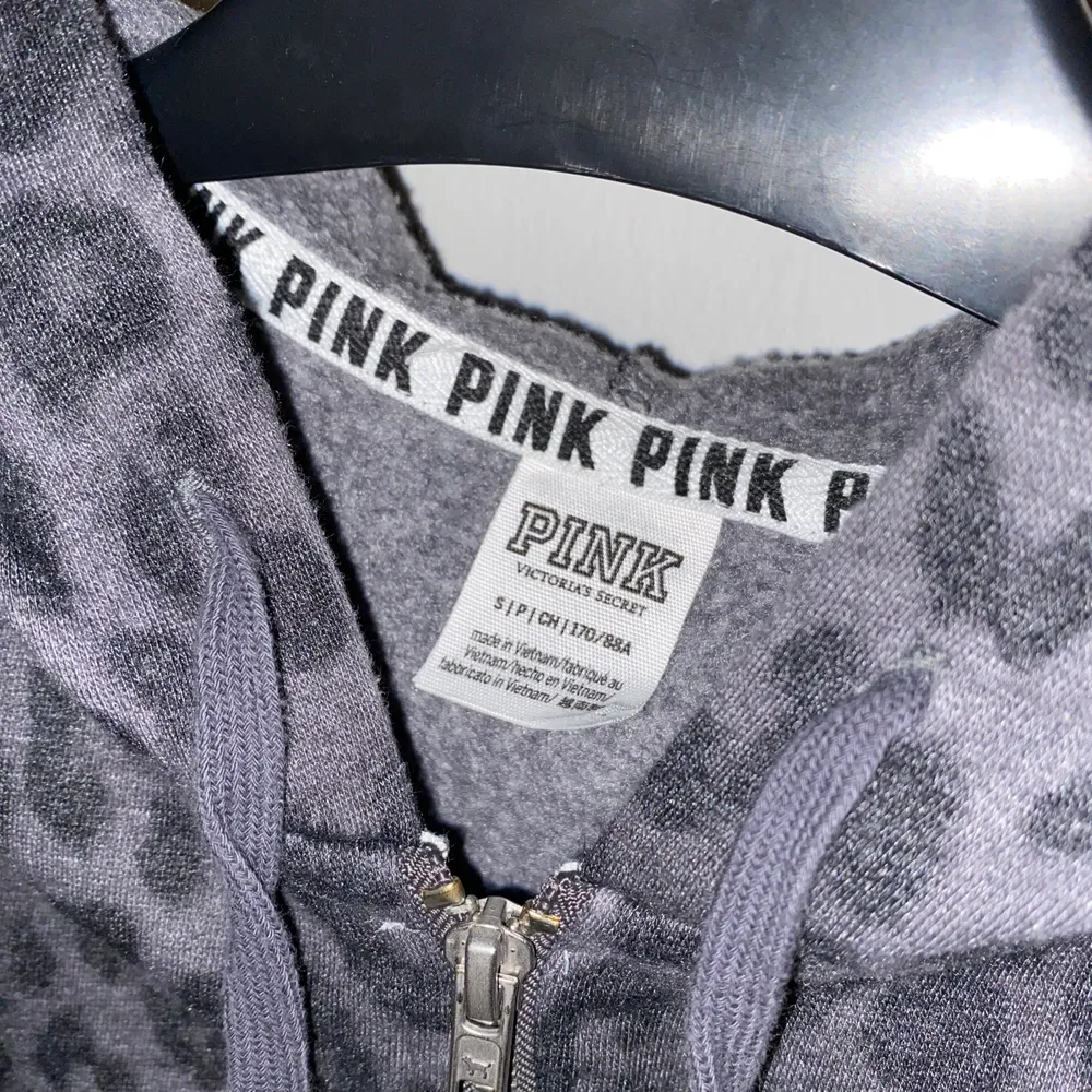 Grå leopardmönstrad tröja från Victorias Secrets PINK i storlek S. Skönt material och mycket bra kvalité. Säljes pga kommer ej till användning. . Hoodies.