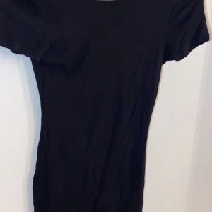 Klänning med öppen rygg - Denna klänningen är använd några gånger men är i bra skick, säljer då den är för kort för mig. Riktigt snygg klänning!