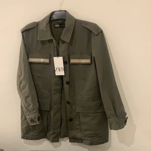 Zara jacka  - Helt ny jacka från zara, grön med glitter detaljer vid fickorna. Kommer tyvärr inte till användning så säljer den. 