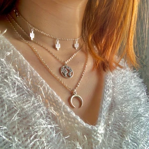 Trippelhalsband kaktus|jorden|måne - 𓃰Trippelhalsband𓃰 Alla är reglerbara! De korta halsbandet har fem kaktusar  🌵🌵🌵🌵🌵 De långa halsbanden är lika långa och bara olika justerade🌍🌙  Köp alla tre och spara 19kr❣️🤩 NU ÄVEN SILVERPLÄTERAD KEDJA