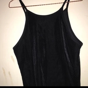 Svart linne Bikbok storlek M - Svart manchesterrandigt glansigt och sammetsmjukt linne från Bikbok. Kort i midjan, storlek M. Knappt använt.