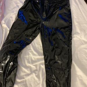 Lackbyxor Ginatricot - Knappt använda, resår i midjan, köpare står för frakt 💕