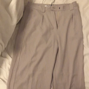Kostymbyxor Nakd  - Storlek 38, lapp kvar, extra långa nypris 500 är mer beiga än på bilden😁