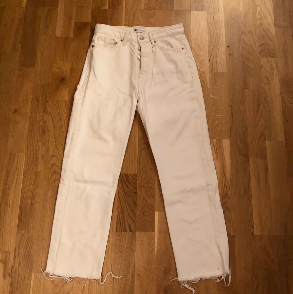 Vita jeans från Zara. Storlek 36. Jeans & Byxor.