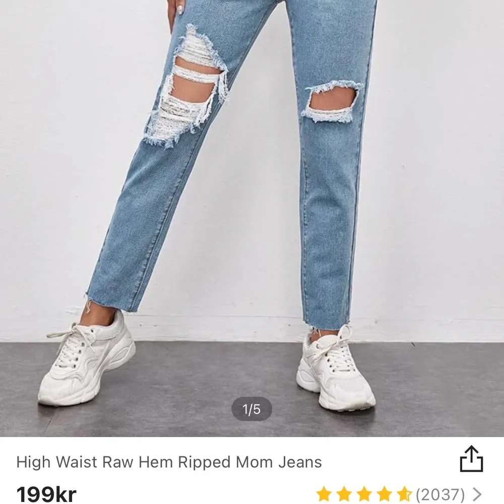 Fina jeans i storlek S. Ej använda fast för stora för mig, därför säljer jag de. Från Shein.. Jeans & Byxor.