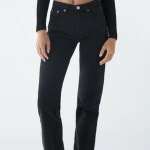 Low waist full length - Superfina jeans från Zara som är väldigt små sitter som en S lågmidjade samt full length. Storlek 38. Säljer för 200kr inklusive frakten💕