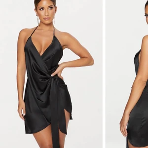 Klänning, pretty little thing - (De två första bilderna är lånade) Supersnygg wrap klänning i satin säljes! Den är i storlek 8 som motsvarar small. Säljes pga att jag råkade köpa hem två stycken så den som säljs är aldrig använd. Köparen står för frakt🥰