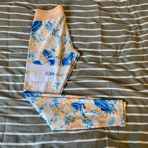 Stronger tights - Nästintill oanvända, köpta för 699kr men finns inte kvar i sortimentet längre. Passar både XS och S. Lägg ett bud på hur mycket du kan tänka dig köpa dem för exklusive frakt!