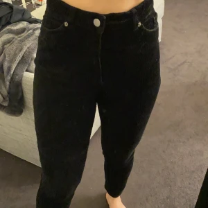 Monki jeans - Manchesterbyxor från monki i storlek 34. Jeans formade med fickor i fram och i bak. Passar 34-36 skulle jag säga. Budgivning vid fler intressen💗