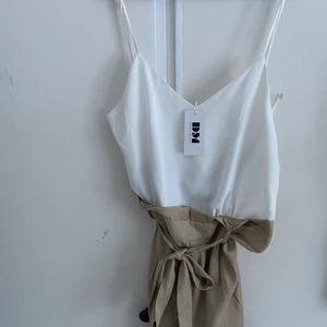 Dennis Maglic jumpsuit  - Helt oanvänd jumpsuit med korta ben och knytning i midjan, från Dennis Maglic. Storlek M💓💓