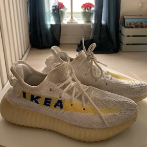 IKEA skor - Sjukt coola och unika skor med IKEA-logga på! Köpta second hand i England, så vet ej vart de är ifrån. Storlek 37. Kan skickas men köpare står då för frakt! ✨ kolla gärna in mina andra annonser! 