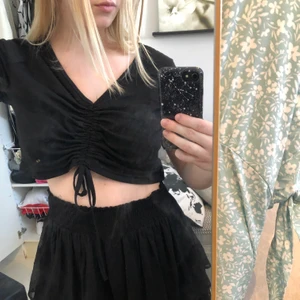 Svart topp från SHEIN i storlek M - Jättesöt svart topp från SHEIN i storlek M 🖤 säljer för 20kr + eventuell frakt 