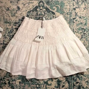 Populär vit kjol - Intressekol på denna sjukt snygga populära kjolen från zara! Helt ny med prislappen kvar, den är helt slutsåld på hemsidan💕💕buda!!